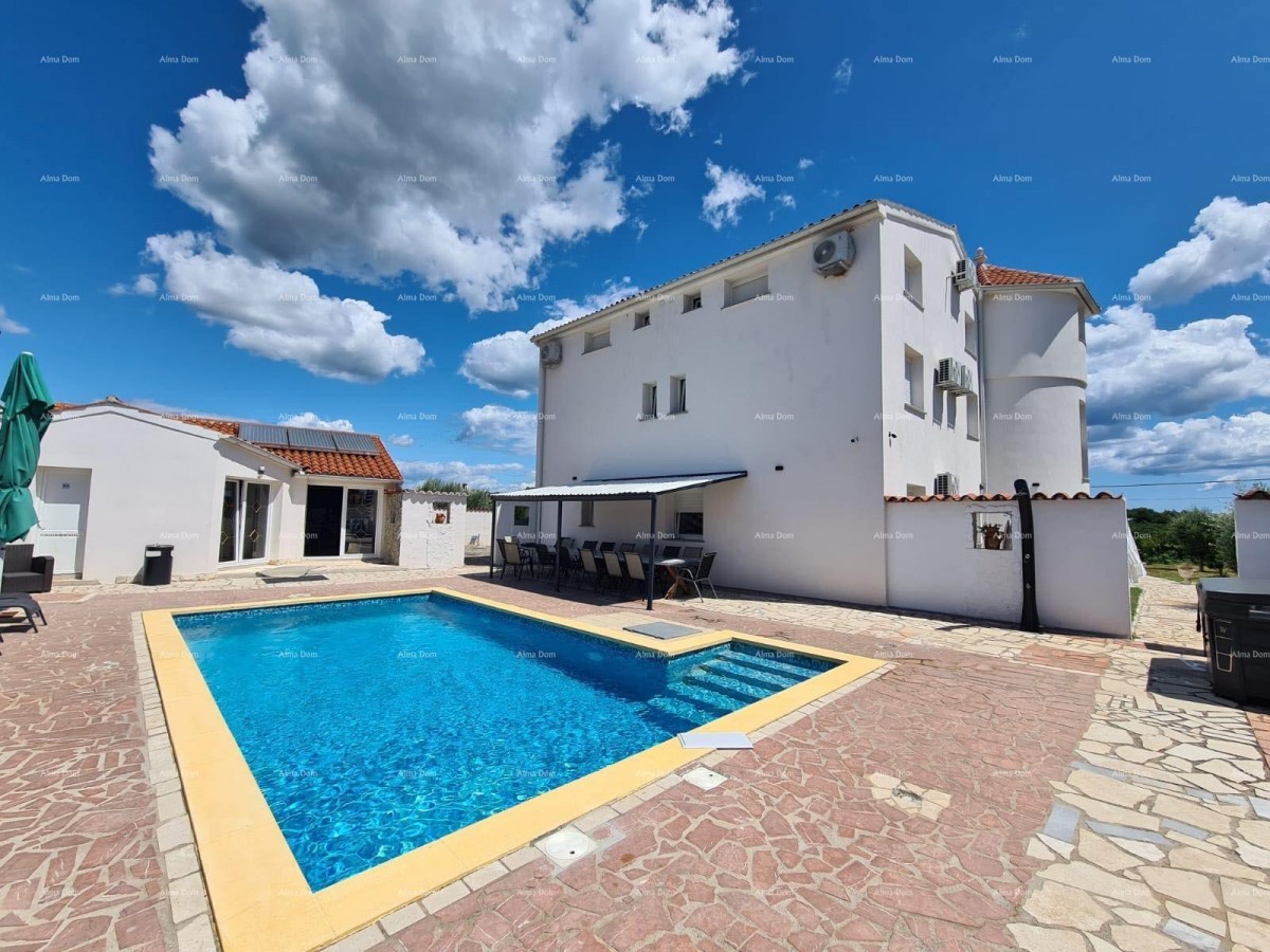 Na prodaju hiša s bazenom – Valtura 1