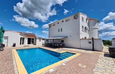 На продажу дом с бассейном – Вальтура