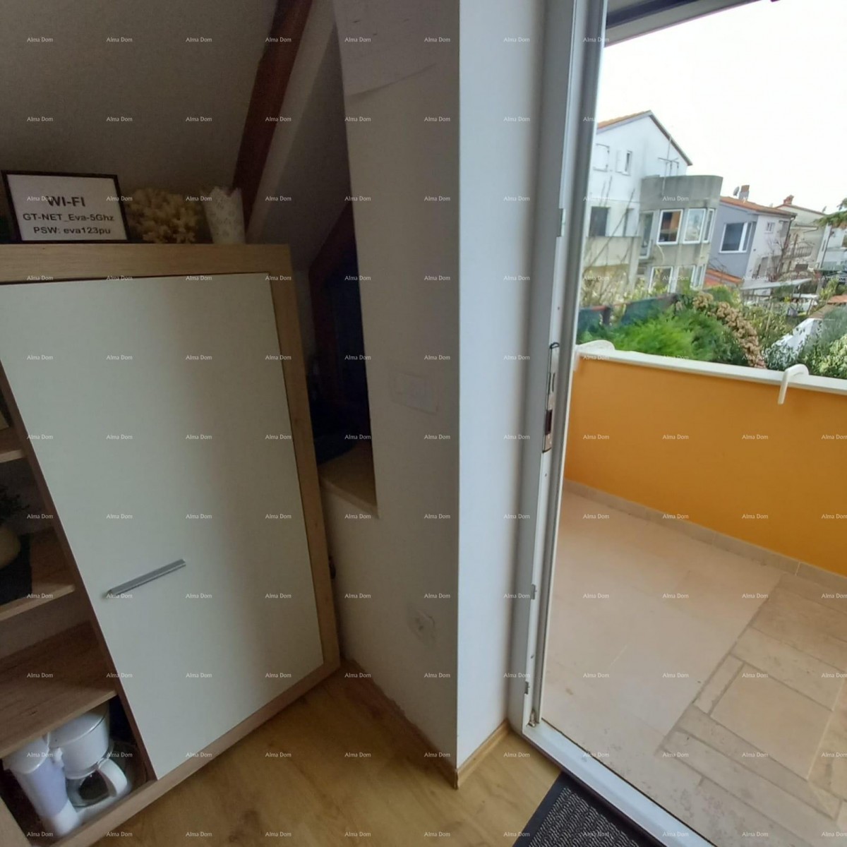 Pješčana Uvala, 200 meters from the beach and sea, a charming house with three apartments. 22