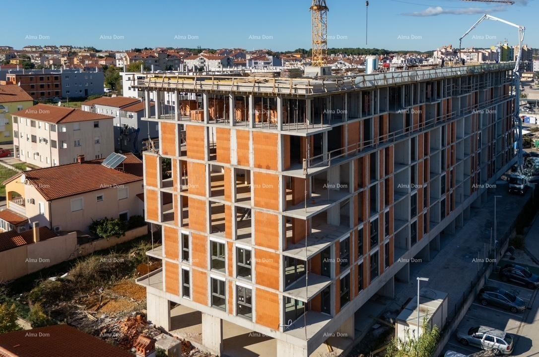 Pula! Višestambena, moderna zgrada s liftom, blizu centra. Stan s parkirnim mjestom i spremištem. S77 16