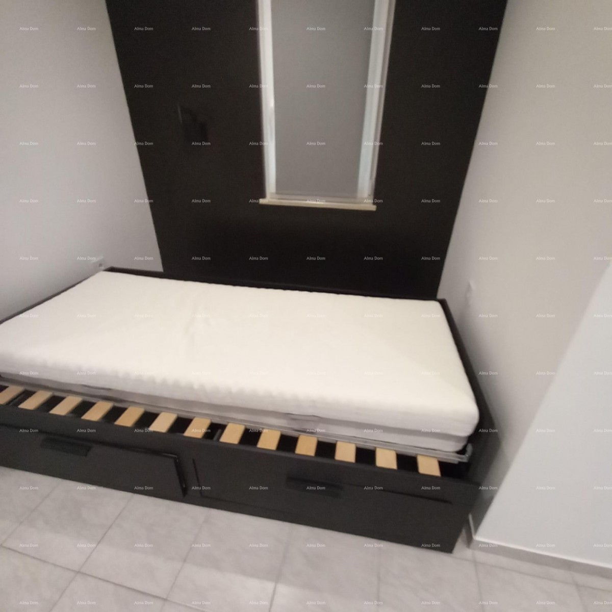 Pješčana Uvala, 200 meters from the beach and sea, a charming house with three apartments. 18