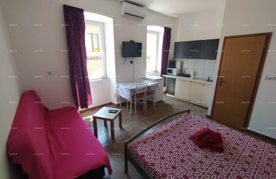 Pula, strogi centar – 90,30 m² | 4 urejena studio apartmaja | Pogled na Zlatna vrata | Uhodano turistično podjetje