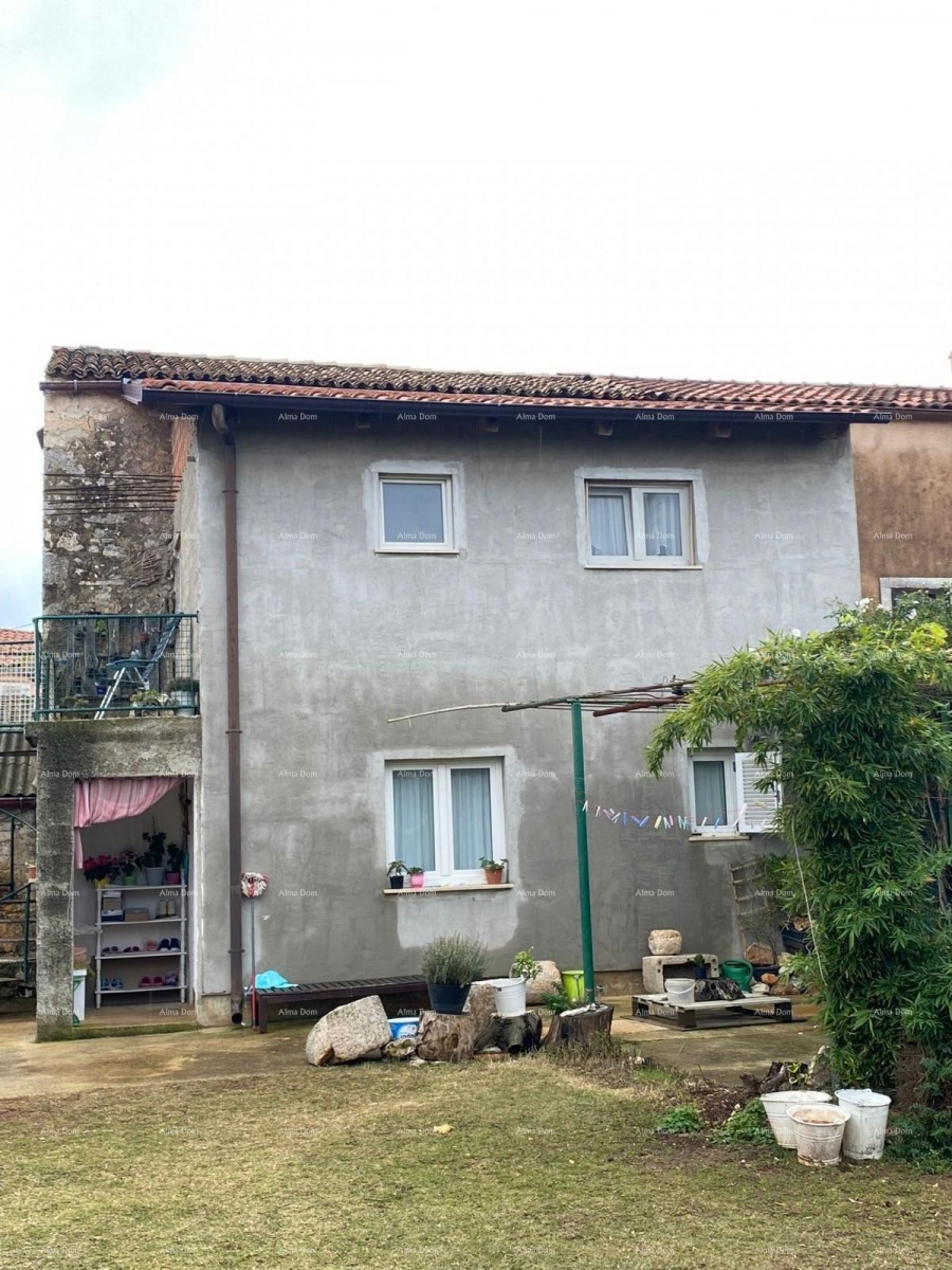 Prodaja dvojčka z gospodarskim poslopjem (manjša hiša) in zemljiščem, Pula! 1