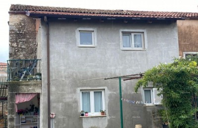 Vendita di una casa bifamiliare con annesso (casa più piccola) e terreno, Pola!
