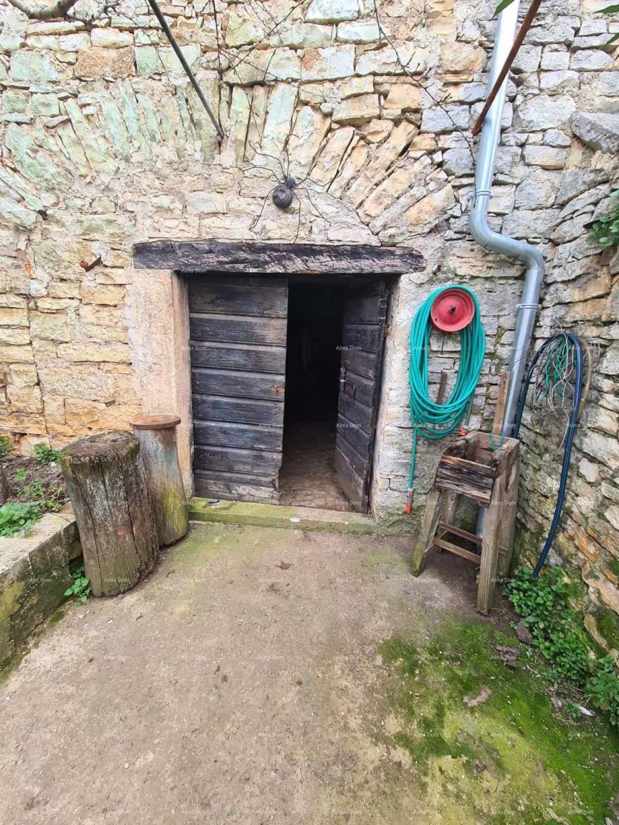 For sale: old stone house in Peroj 12