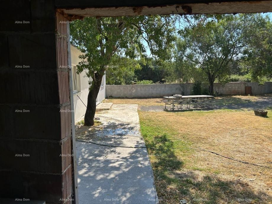 Pula – Valdebek, nezavršena prizemnica s okućnicom 16