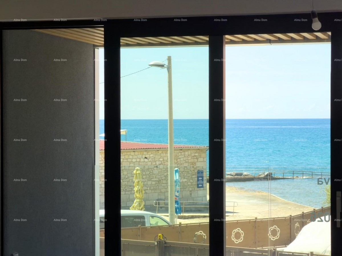 Vendita di appartamenti in edificio residenziale e commerciale con vista mare, centro di Umago! S3 1