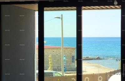 Vendita di appartamenti in edificio residenziale e commerciale con vista mare, centro di Umago! S3