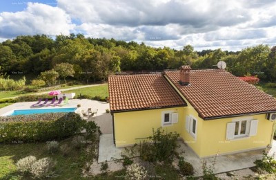 Kompleks stavb z dvema družinskima hišama in poslovno-stanovanjskim objektom