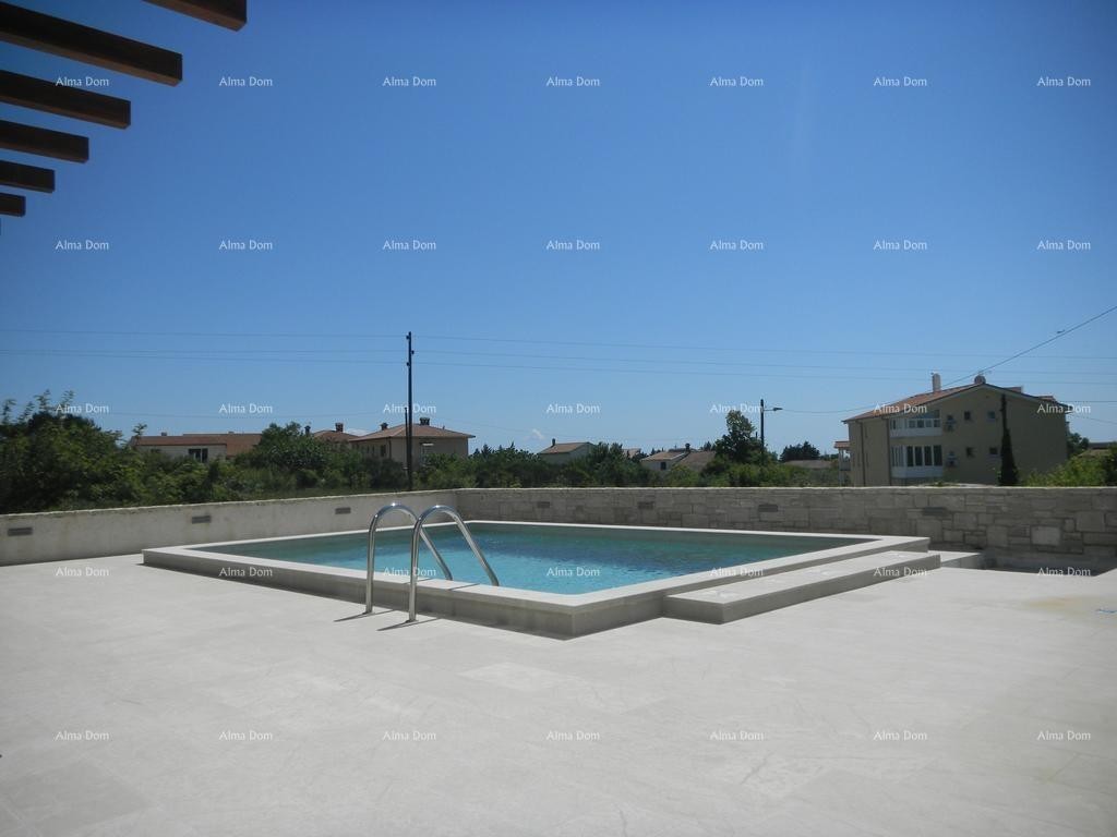 Продаем квартиру на первом этаже с собственным бассейном. Медулин 1