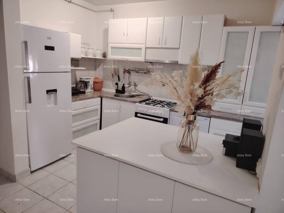 Prodaje se prostrani stan od 96 m² u Puli 4