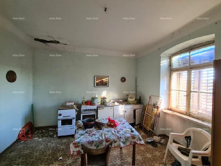 We are selling an old Istrian stone house with a view of Grožnjan. 3