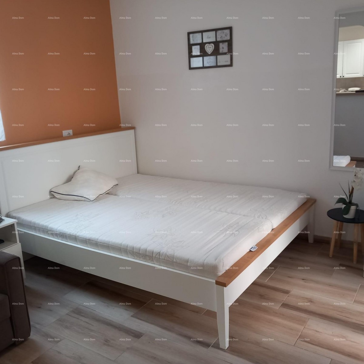 Pješčana Uvala, 200 meters from the beach and sea, a charming house with three apartments. 9