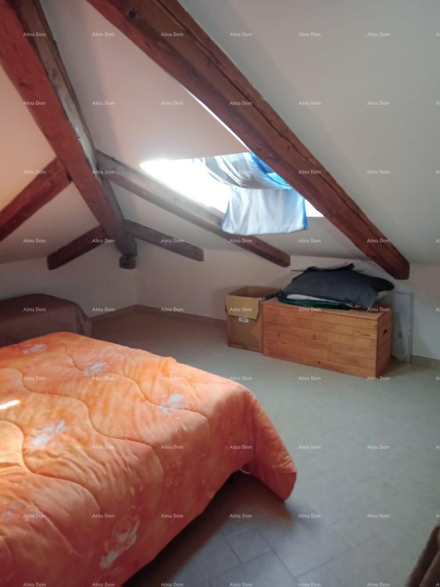 Близость города Умага. Продается дуплексный дом площадью 123,65 м² на самом берегу моря, в 10 метрах от моря. 10