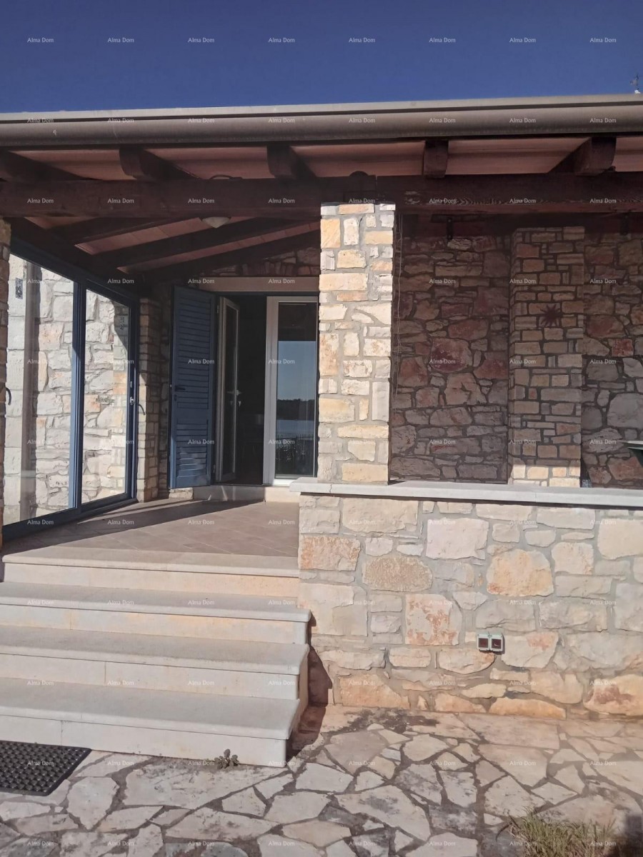 Близость города Умага. Продается дуплексный дом площадью 123,65 м² на самом берегу моря, в 10 метрах от моря. 20