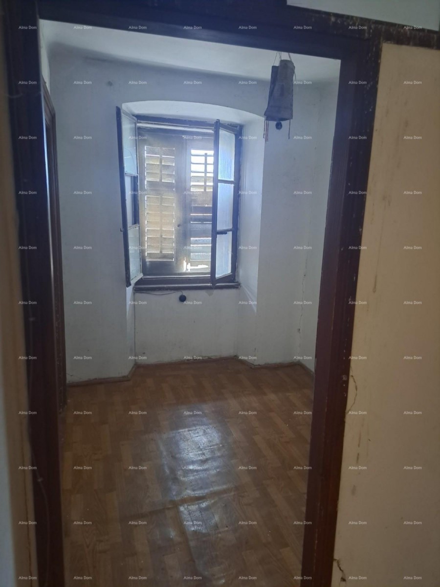 Na prodaj je hiša s kletjo, veliko teraso, dvema trisobnima stanoma in dvoriščem. Odlična priložnost za naložbo! 9