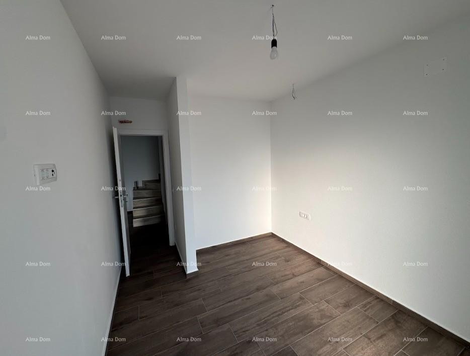 Luksuzan dvoetažni stan s pogledom na more i prostranom terasom u Zambratiji 11