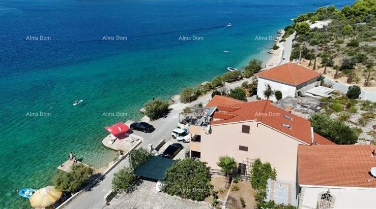 Prodaja - Prvi red do mora! Moderna, prostrana kuća s 4 zasebna stana, garažom i vezom, Rogoznica. 5