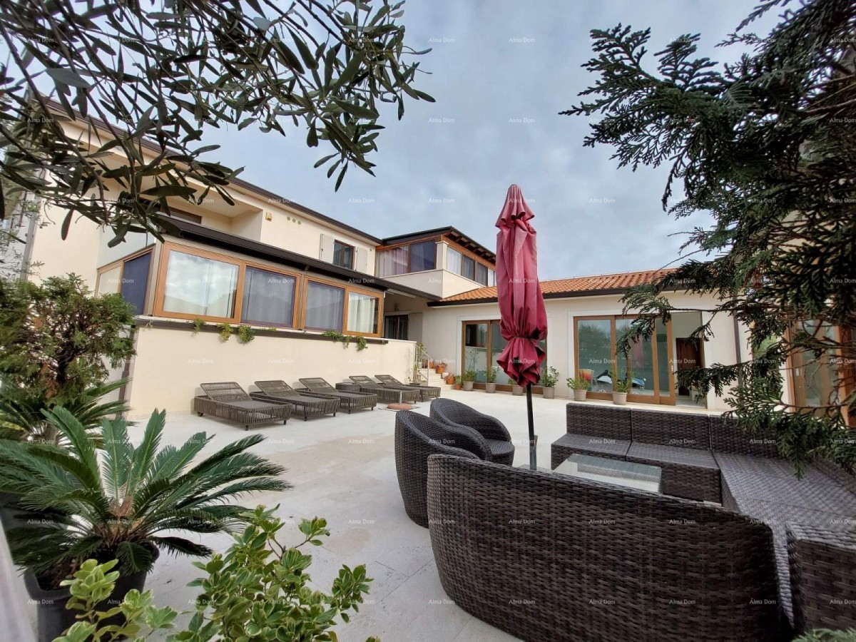 Moderna hiša z dvema apartmajema, notranjim bazenom in velikim dvoriščem 7