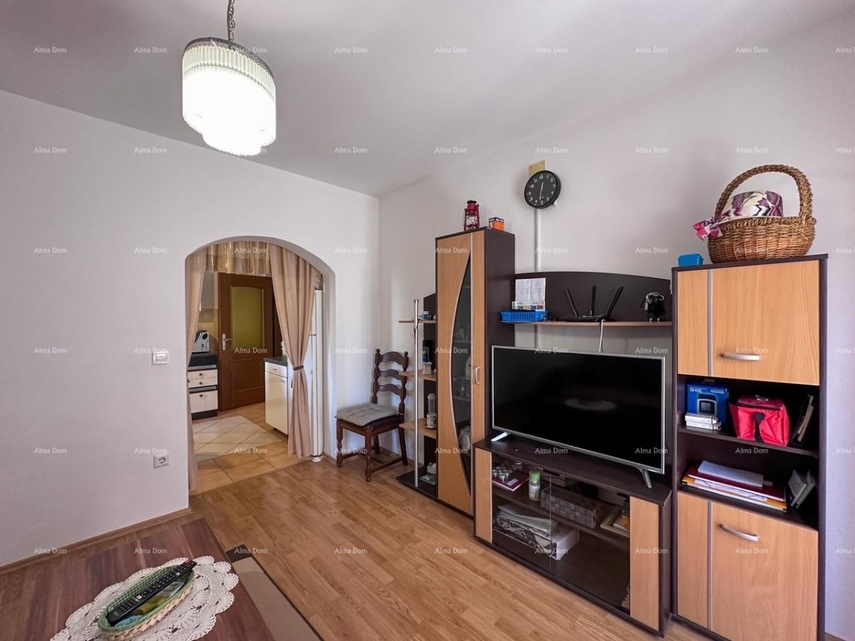 Vendiamo una casa con due appartamenti a Valbandon. 36