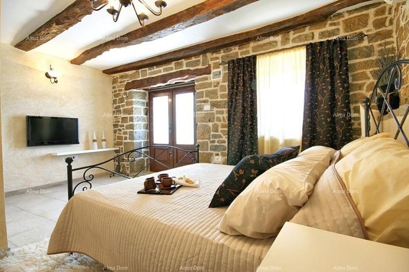 Casale in pietra con piscina e vista panoramica. 13