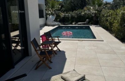 Moderno opremljen stan s vlastitim bazenom, vrtom i parkirnim mjestom, Pula!