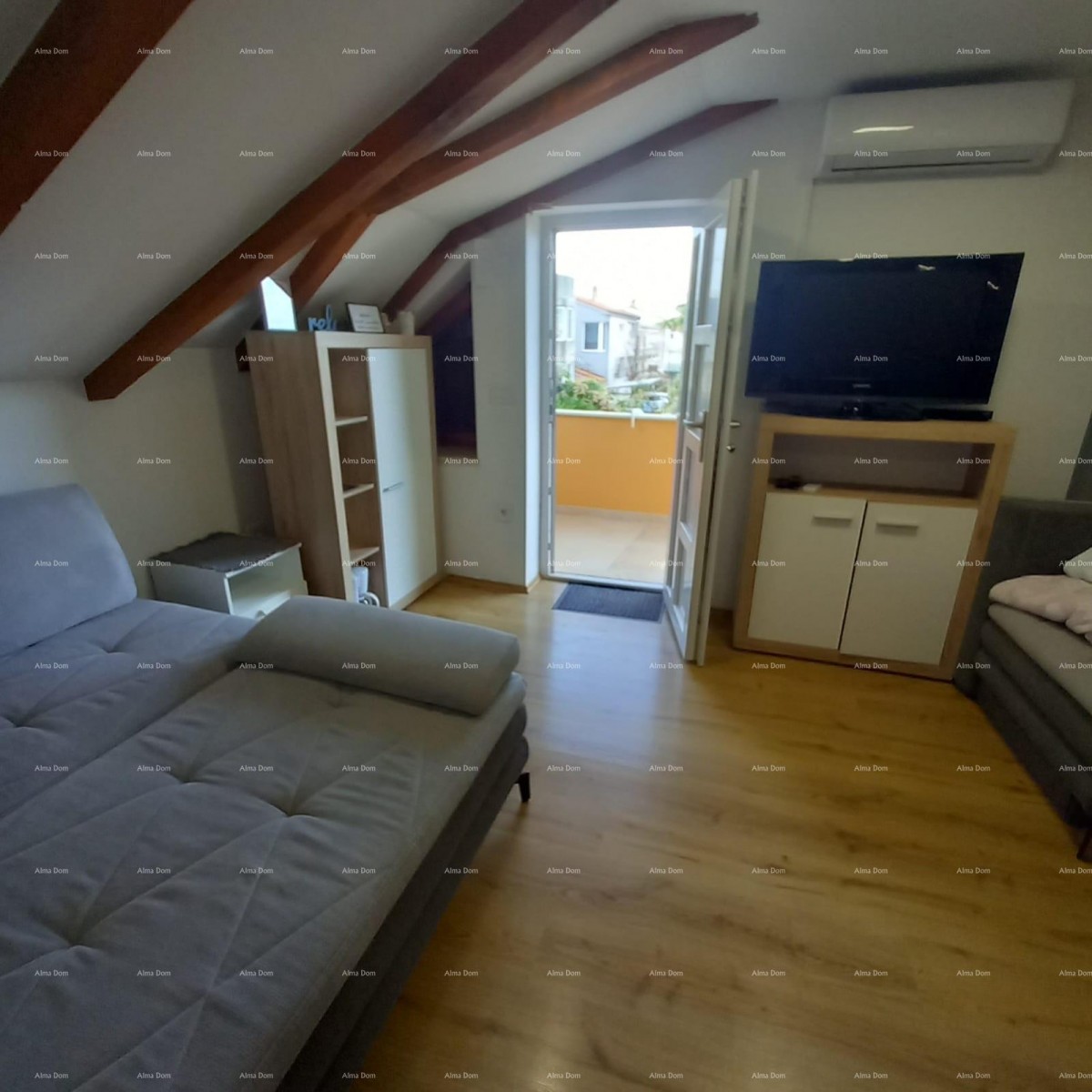 Pješčana Uvala, 200 meters from the beach and sea, a charming house with three apartments. 23