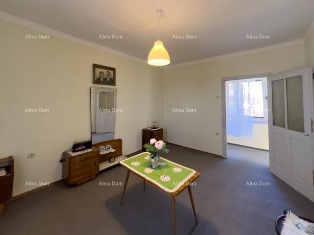 We are selling a large detached house with a spacious yard! 25