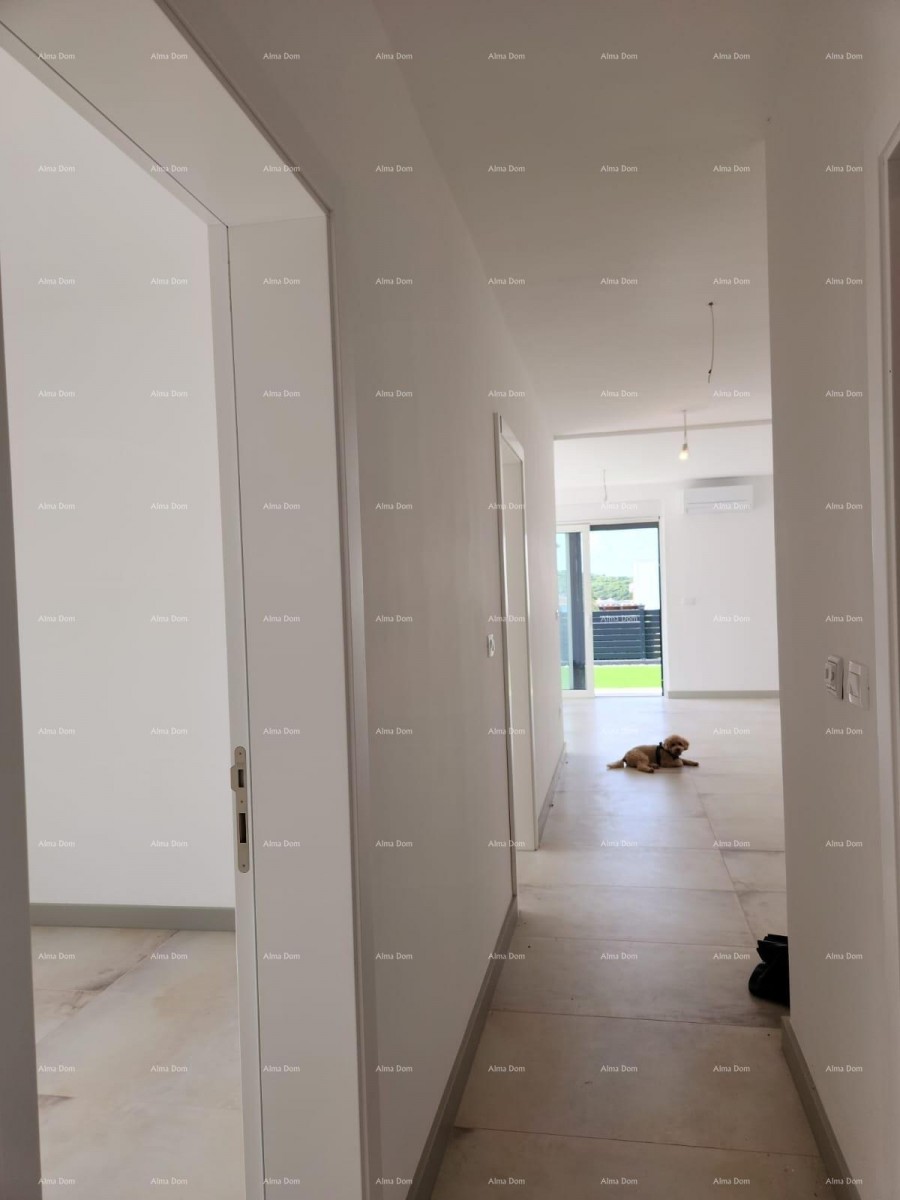 Современный оазис с бассейном и собственным садом в Банйолах 18