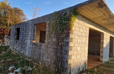 Casa in fase di costruzione con ulteriore terreno edificabile e terreno agricolo