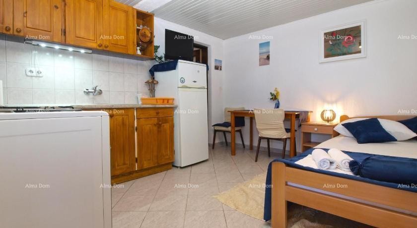 KUĆA SA TRI  APARTMANA,  MEDULIN 18