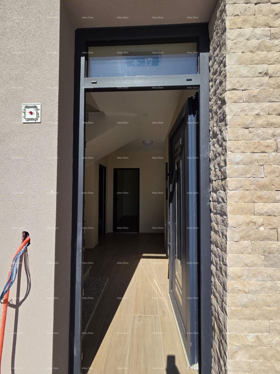 Dvosoban stan s velikim vrtom 100 metara do rive. 18