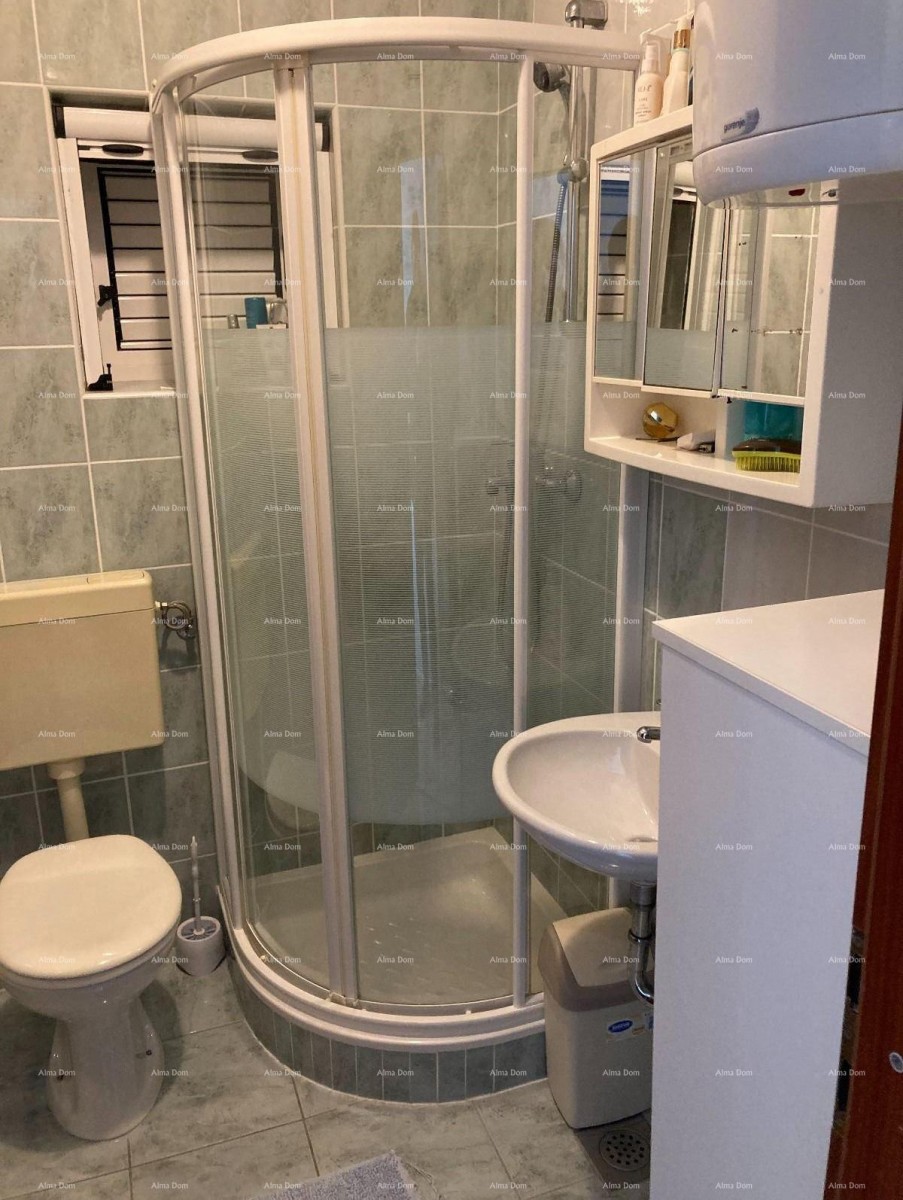 Prodaja - Prvi red do mora! Moderna, prostrana kuća s 4 zasebna stana, garažom i vezom, Rogoznica. 21