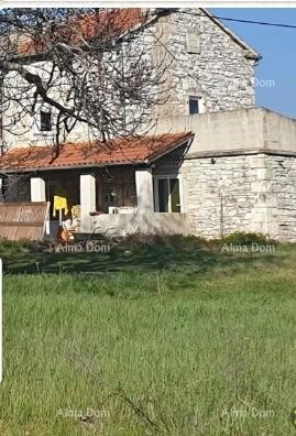 Продается старый каменный дом с землей в  Барбан, идеально подходящий для дачи. 1