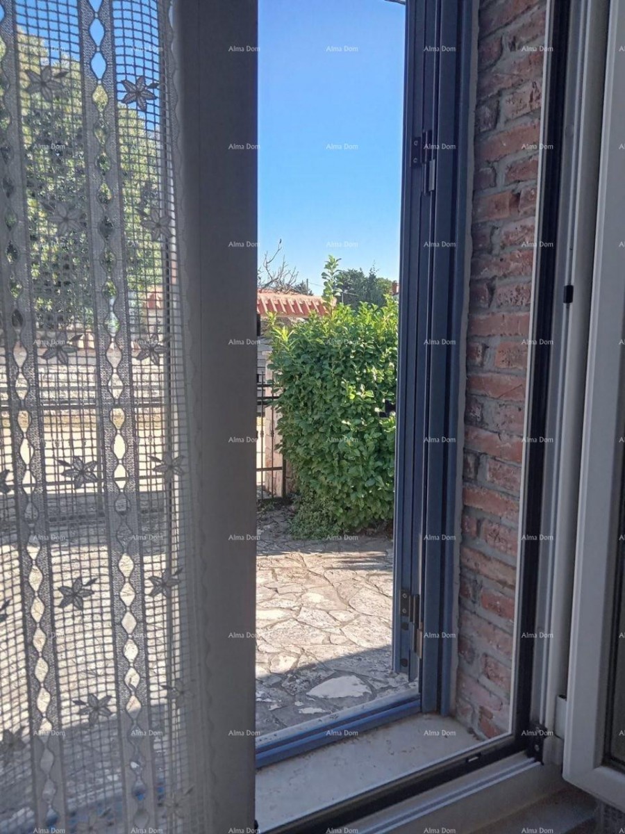 Близость города Умага. Продается дуплексный дом площадью 123,65 м² на самом берегу моря, в 10 метрах от моря. 14