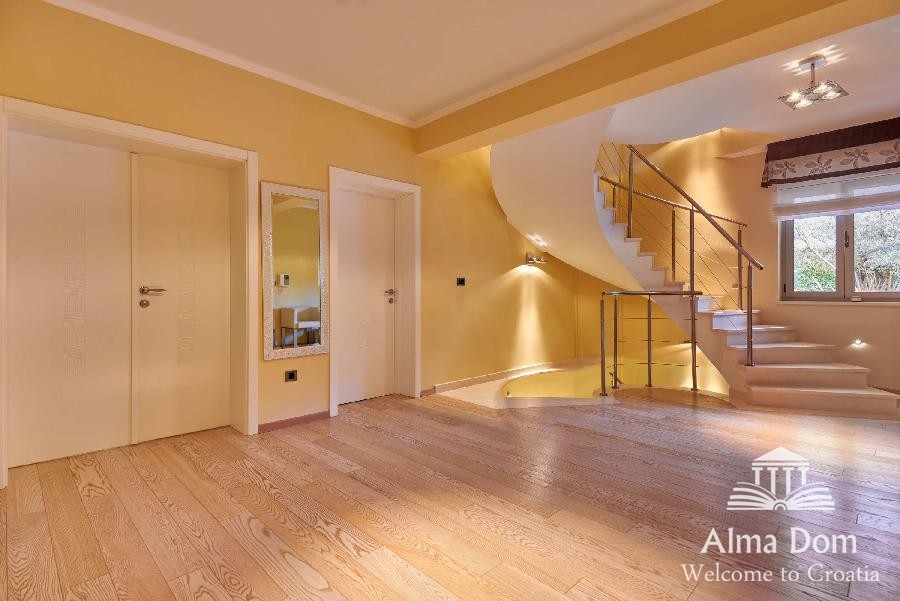 Prima filla-villa con garage e la piscina 19