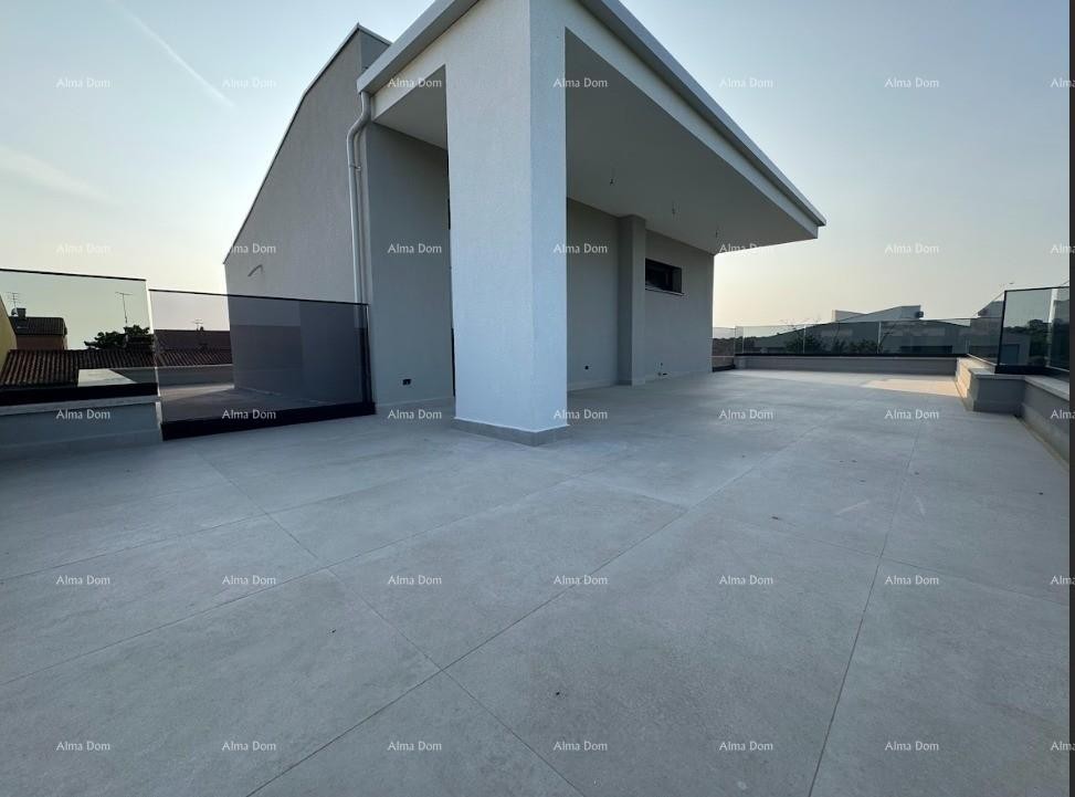 Luksuzan dvoetažni stan s pogledom na more i prostranom terasom u Zambratiji 2