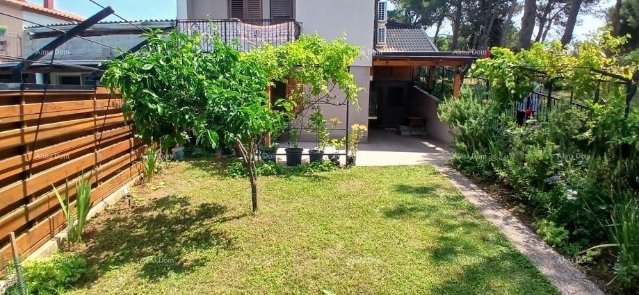 KUĆA SA TRI  APARTMANA,  MEDULIN 1