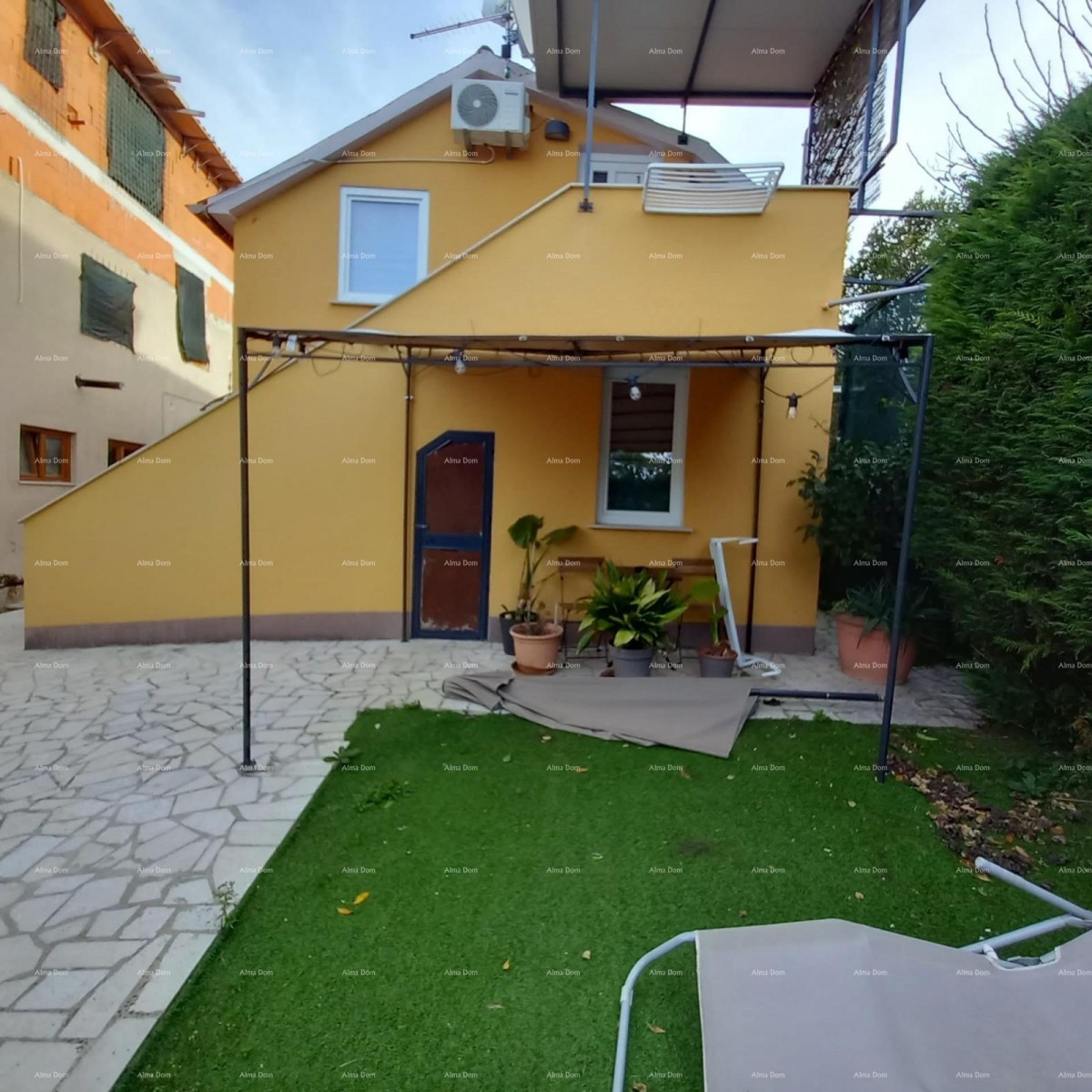 Pješčana Uvala, 200 meters from the beach and sea, a charming house with three apartments. 2