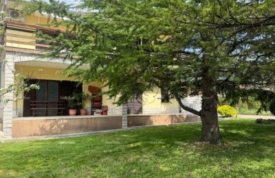BUZET, AMPIA VILLA INDIPENDENTE CON GRANDE GIARDINO E VISTA MARE