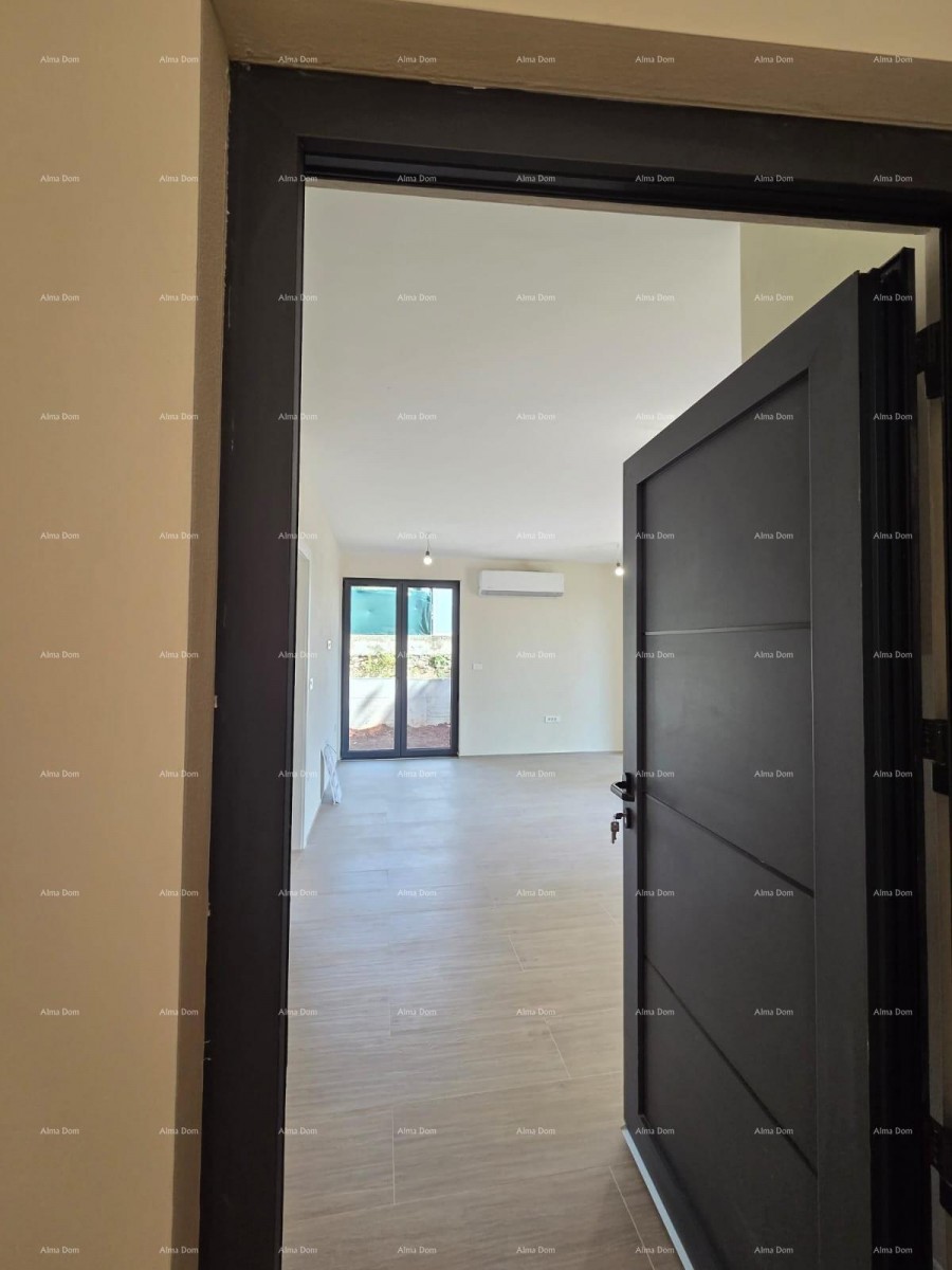 Dvosoban stan s velikim vrtom 100 metara do rive. 26