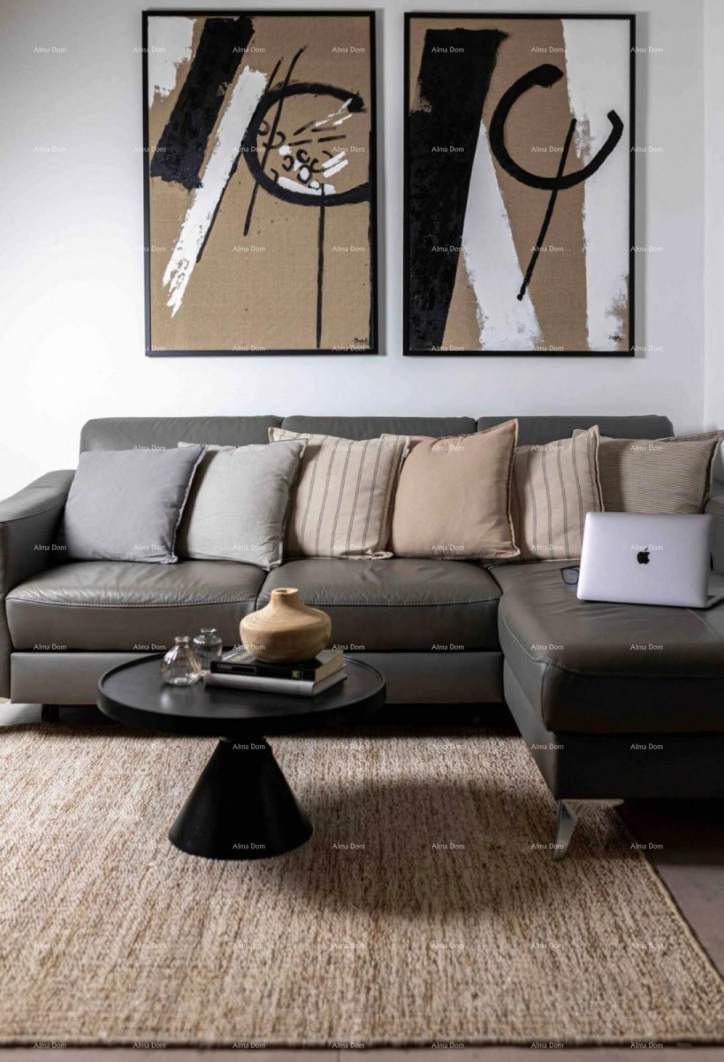 Prodaja - renovirani stan u centru grada, Pula! 1