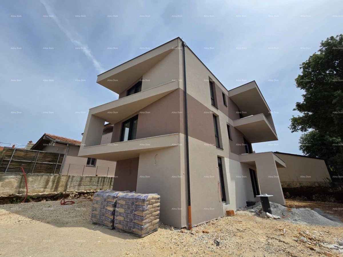 Dvosoban stan s velikim vrtom 100 metara do rive. 16