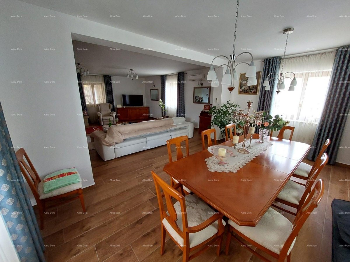 Moderna hiša z dvema apartmajema, notranjim bazenom in velikim dvoriščem 18