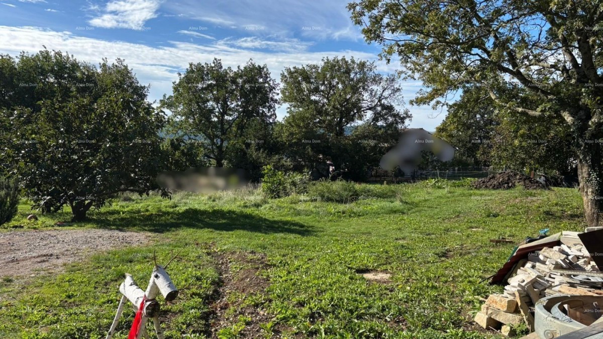 Buzet  . Gradjevinsko zemljište, 980 m2. Naseljeni dio mjesta. 2