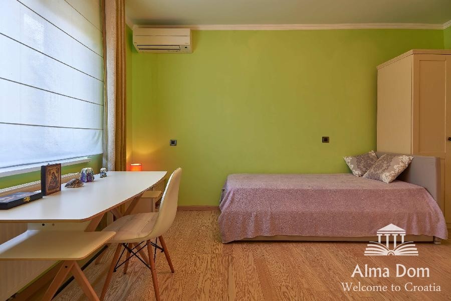 Prima filla-villa con garage e la piscina 12