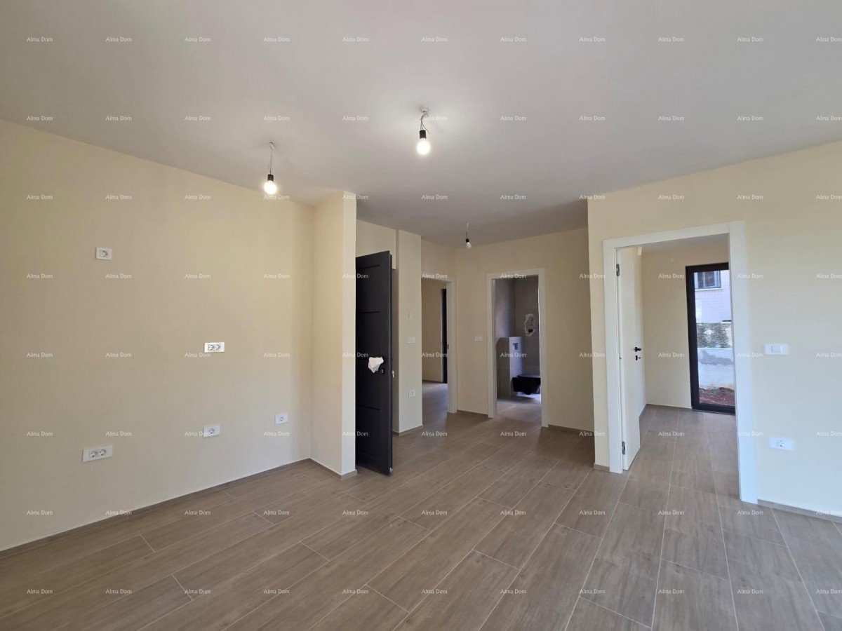 Dvosoban stan s velikim vrtom 100 metara do rive. 17