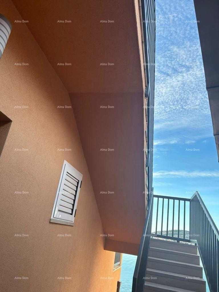 Prodaja - Prvi red do mora! Moderna, prostrana kuća s 4 zasebna stana, garažom i vezom, Rogoznica. 4