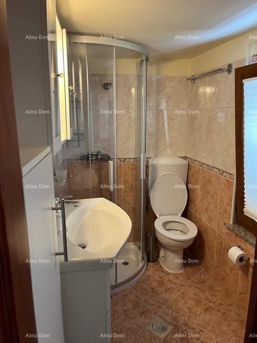 Poreč – Dekumanova ulica, pješačka zona. Prostrani i potpuno opremljeni stan na odličnoj lokaciji! 10