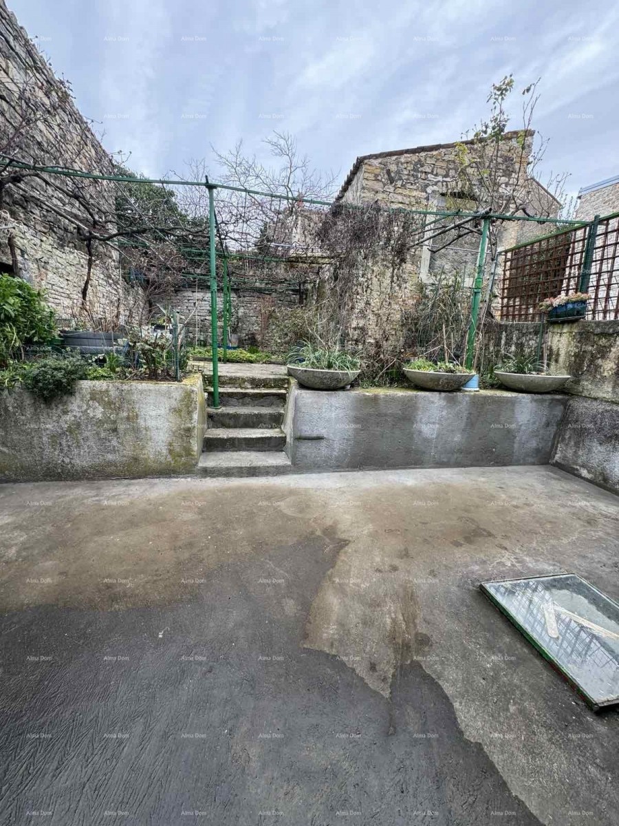 Prodamo hišo z dvoriščem v neposredni bližini centra, Buje! 24